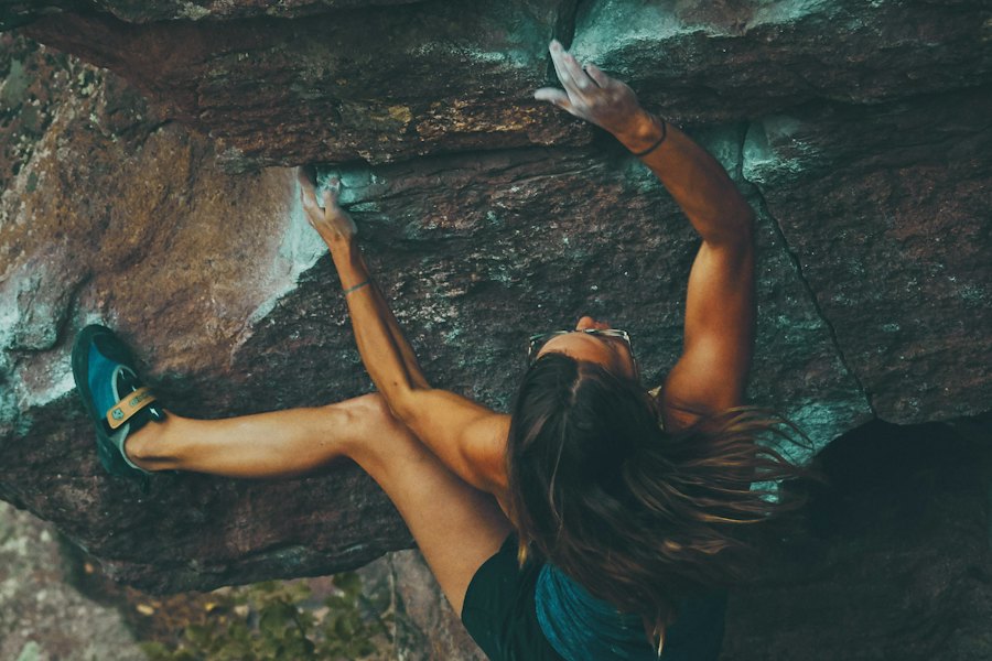 Mujer escalando una roca