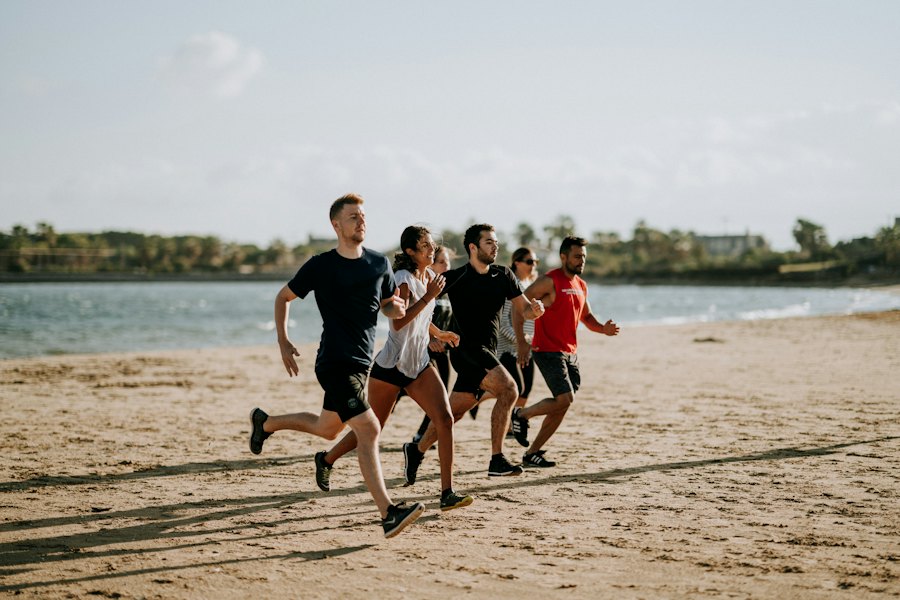 Grupo corriendo en la playa