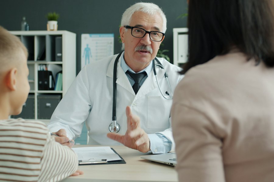 Médico conversando con una familia