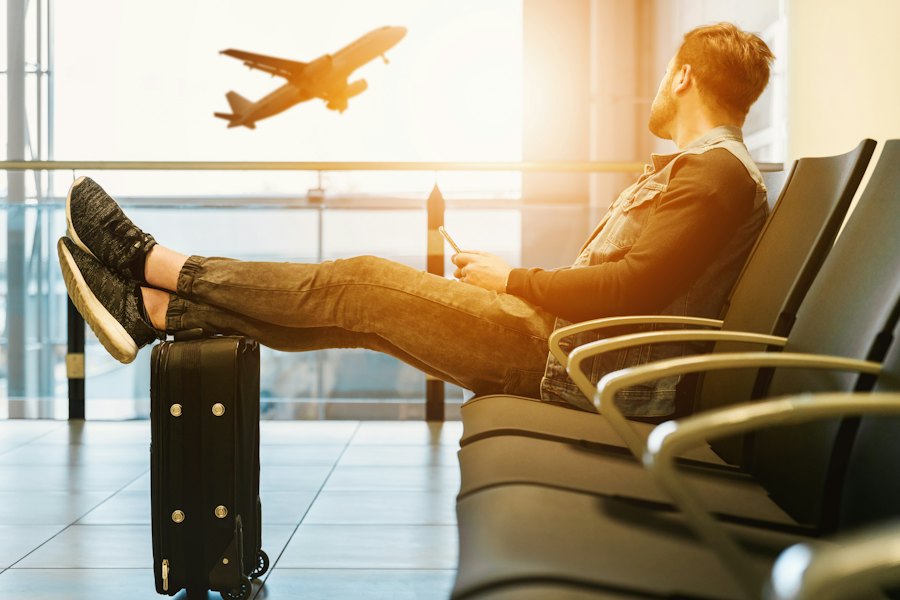 Viajero esperando su vuelo