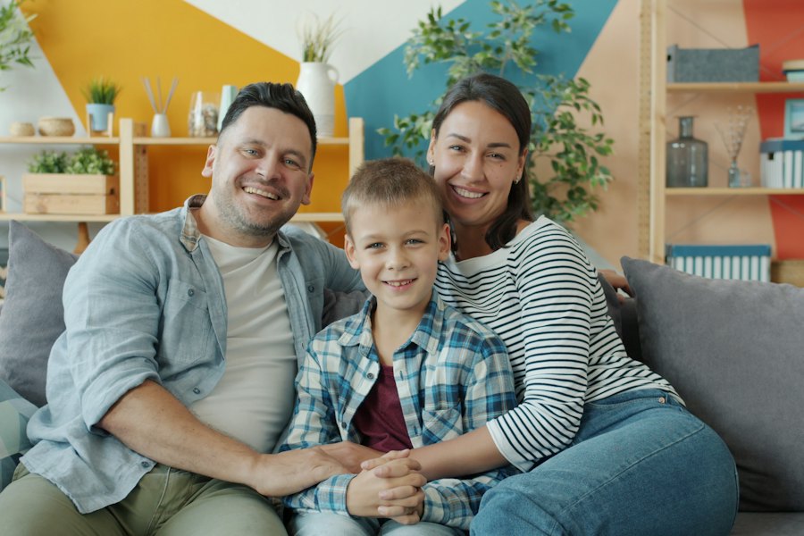 Familia sonriendo en casa