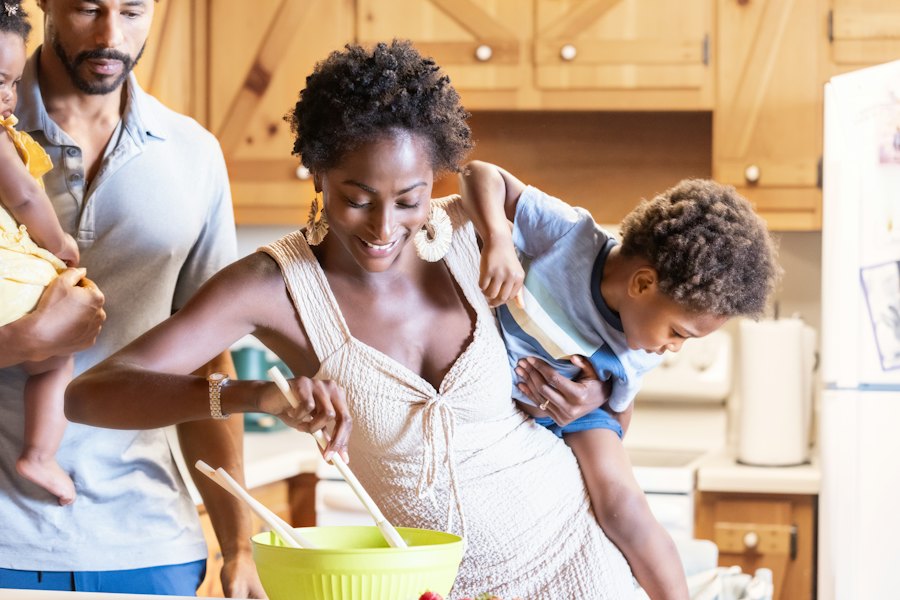 Familia cocinando junta